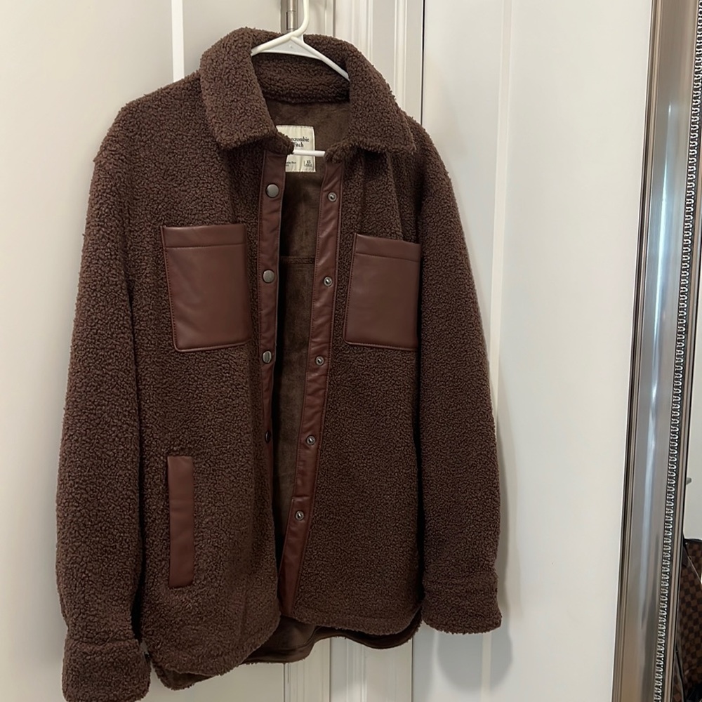 Abercrombie Sherpa Jacket w/ leather. Size X-Small. BRAND NEW, NEVER WORN!!